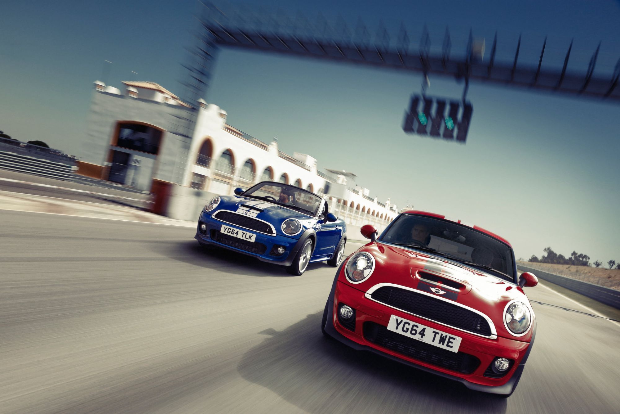 MINI Coupé und MINI Roadster biegen in die Zielgerade.