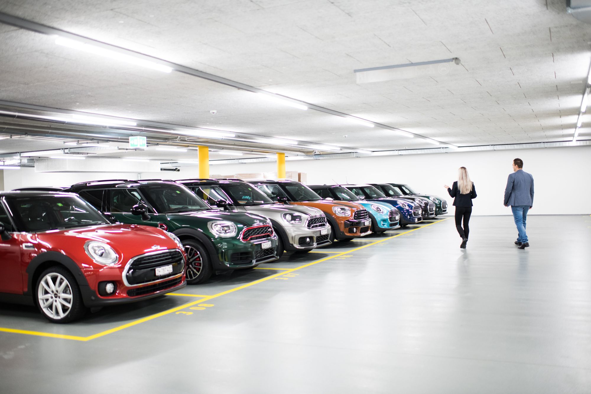Weitere MINI Modelle im Untergeschoss vom Brand Experience Center Im Untergeschoss sind weitere MINI geparkt