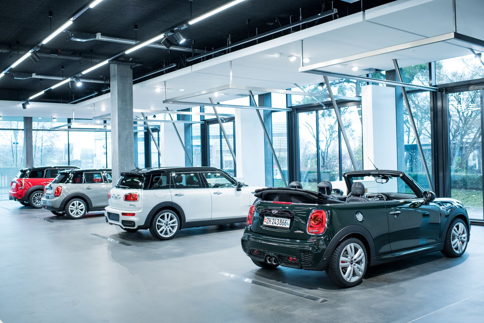 mini-brand-experience-center-miniblog-3010 Diese MINI stehen bereit für eine Testfahrt.
