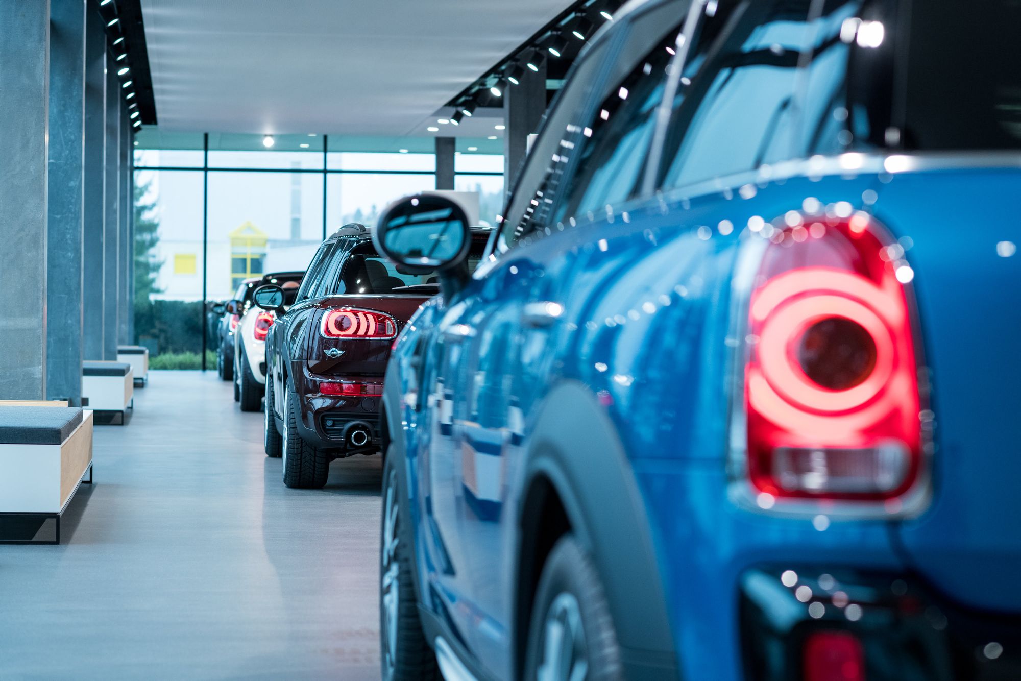 mini-brand-experience-center-miniblog-3025 MINI in Reih und Glied in der Ausstellung.