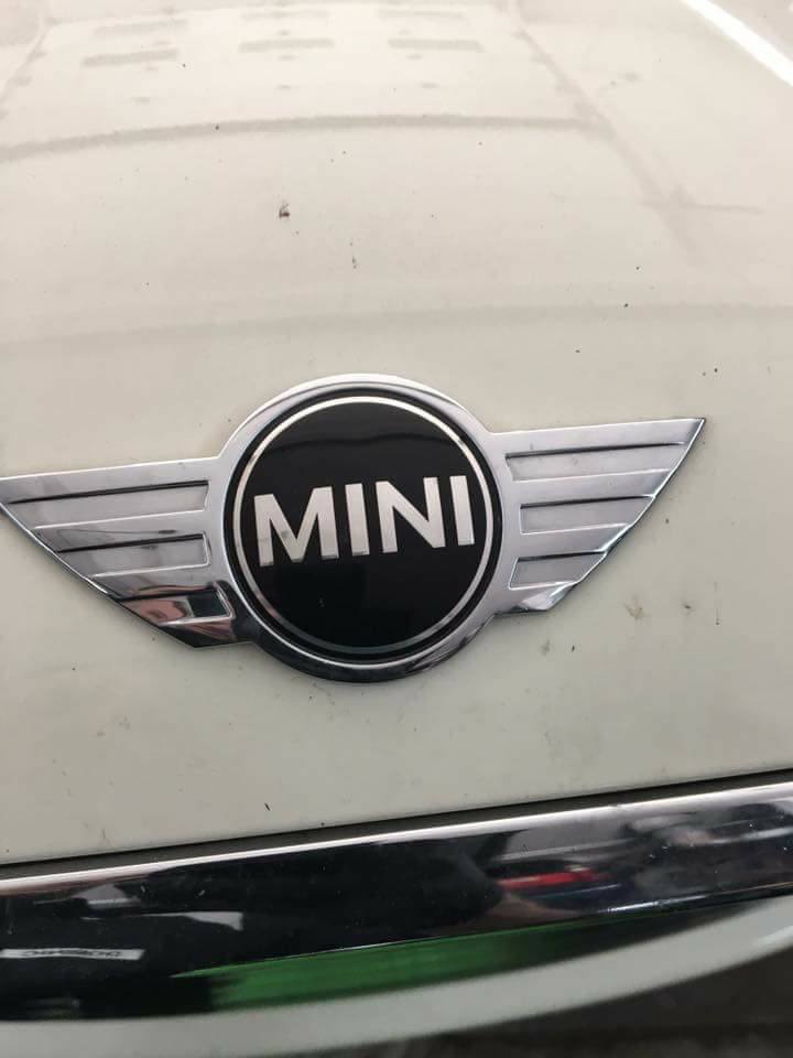 mini-cooper-schleim-motor-1-miniblog Der MINI Cooper stösst blauen Rauch aus.