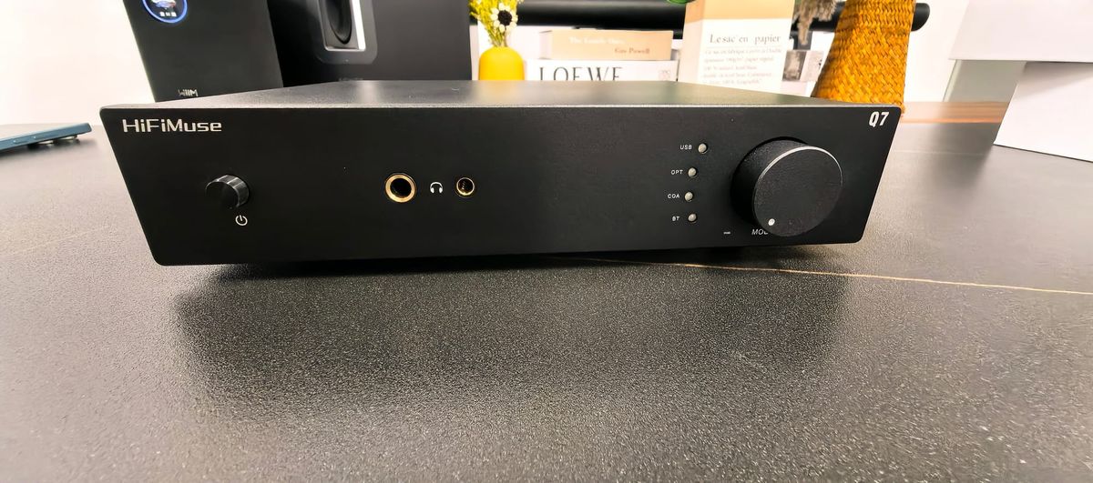 HiFiMuse Q7 desktop DAC and headphone amplifier front view