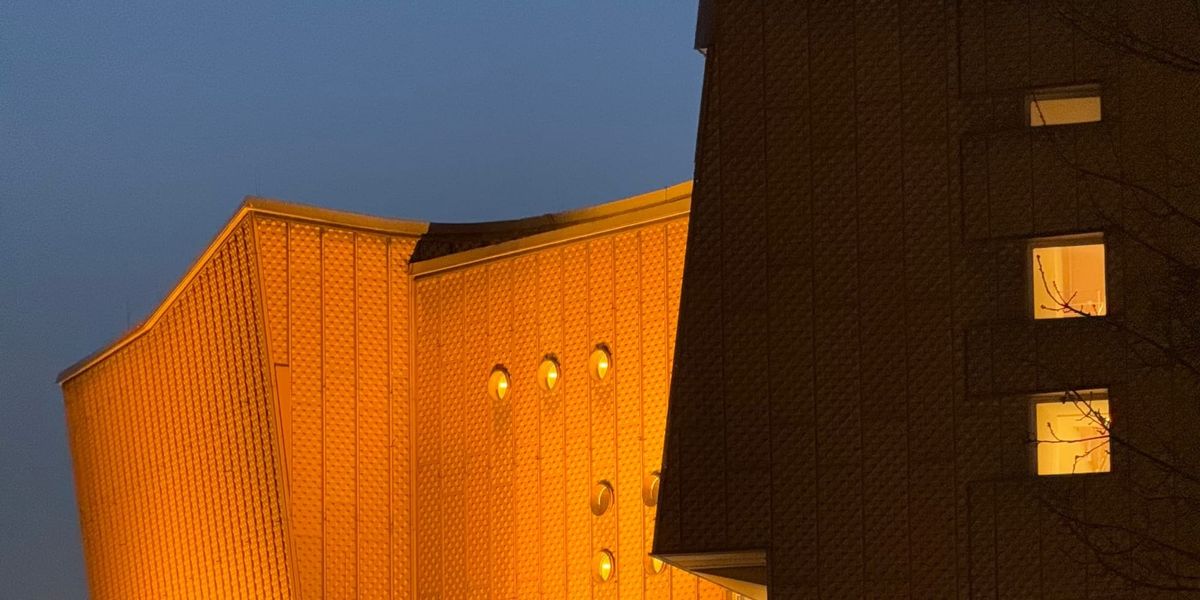 Silhouette of the Philharmonie Berlin against the night sky
