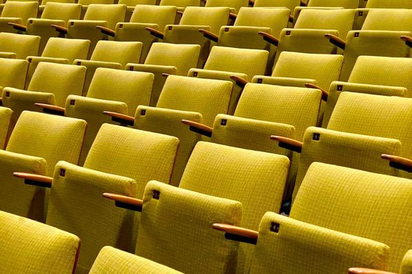 The iconic yellow seats in the Deutsche Oper Berlin auditorium
