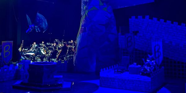 Set design and small orchestra for Ab in den Ring! at the Deutsche Oper Berlin Tischlerei stage.