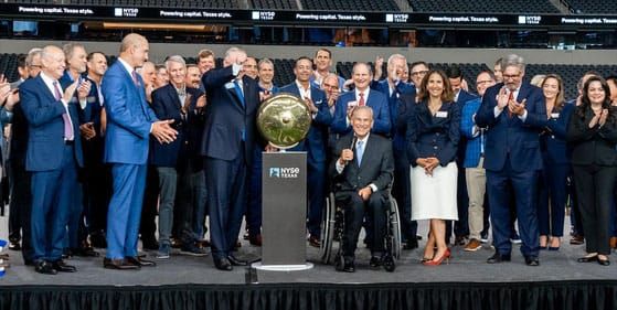Abbott rings closing bell, celebrates NYSE Texas launch