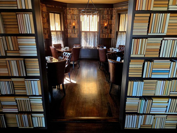 Photo of a restaurant's dining room.