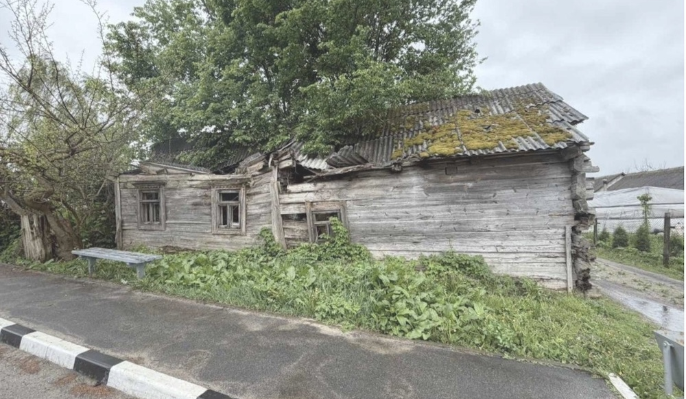 Житель Пинского района пожаловался на аварийный дом у остановки в деревне Купятичи