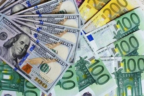 После минимума за три года доллар начал укрепляться