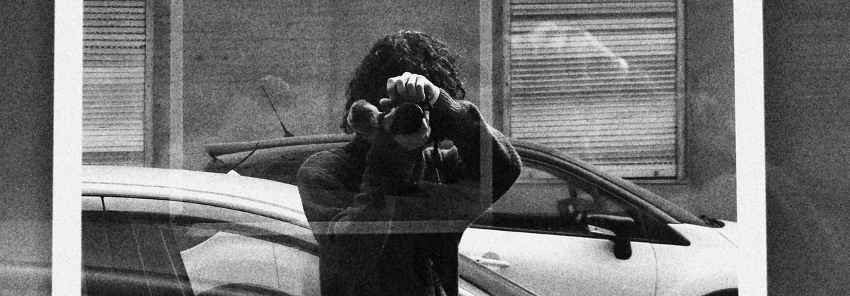 Si por casualidad te cruzas conmigo, seguramente me reconozcas haciendo este mismo gesto