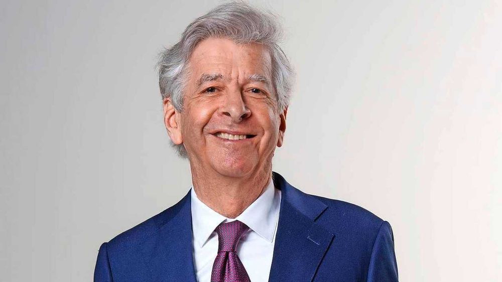 Ronald Plasterk prijst nooit een boek aan. Ons wél, in zijn column in De Telegraaf post feature image