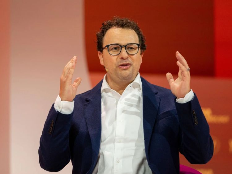 Hiến pháp Claude, nuôi con kiểu mẹ hổ hay bố tây