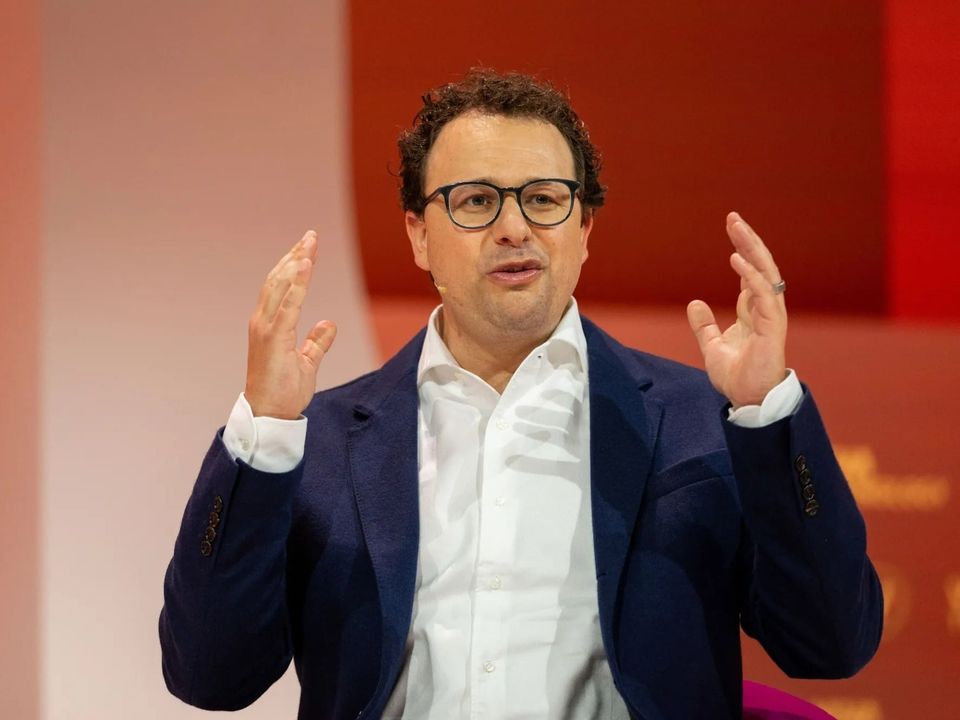 Hiến pháp Claude, nuôi con kiểu mẹ hổ hay bố tây