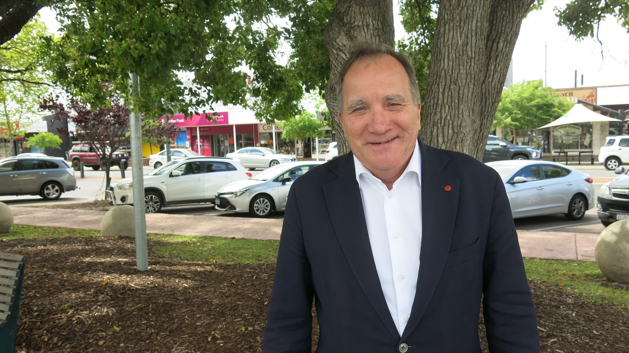 Transition tour: Former prime minister of Sweden provides perspective