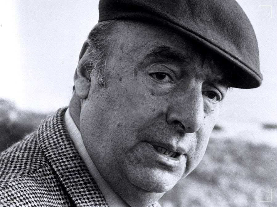 Al pie desde su niño | Pablo Neruda
