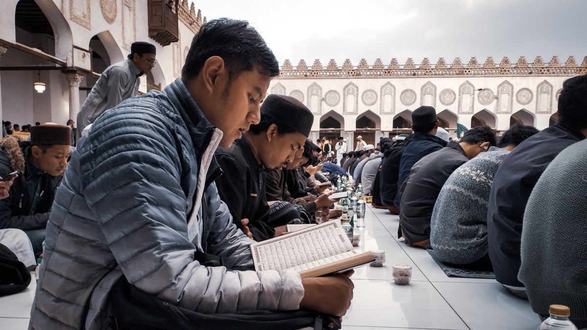 Students reading in rows in the courtyard of al-Azhar Mosque in Cairo