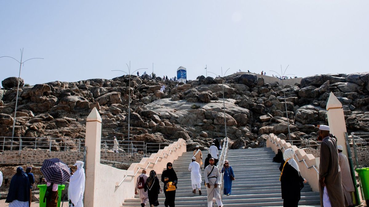 Pilgrims in white walking towards Jabal al-Raḥma, the Mount of Mercy, on the plain of ʿArafāt