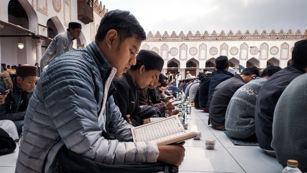 Students reading in rows in the courtyard of al-Azhar Mosque in Cairo