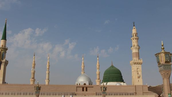 The Green Dome and minarets of al-Masjid al-Nabawi, the Prophet's Mosque in Medina, under a clear daytime sky