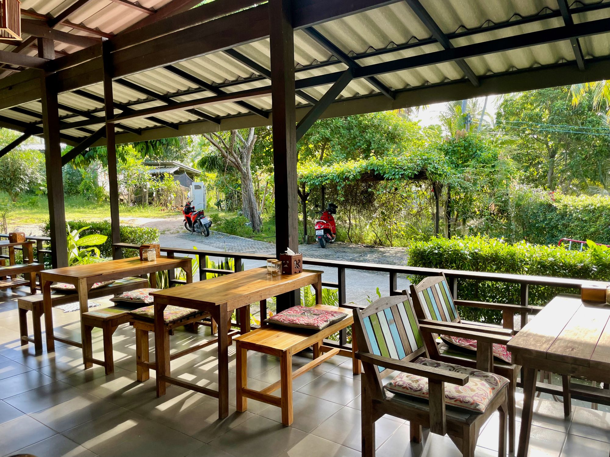Little Cookies - a cute cafe in Koh Phangan surrounded by trees
