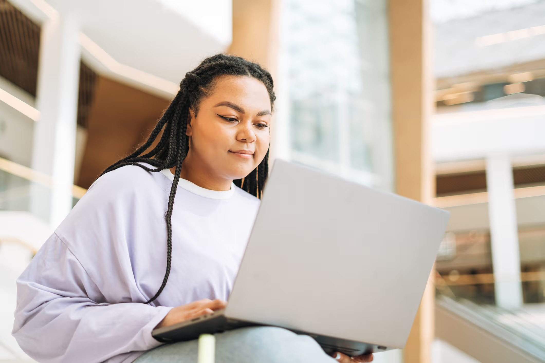 girl with laptop - Early Action vs Early Decision 