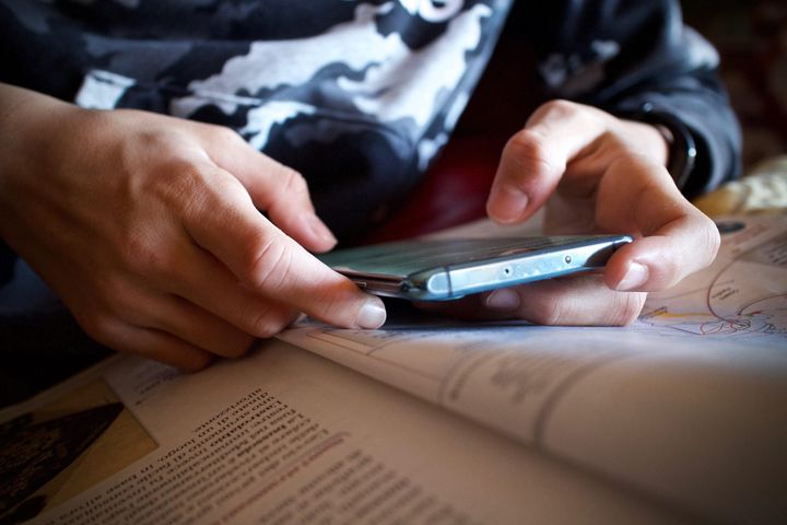 States launches survey on smartphone use in schools