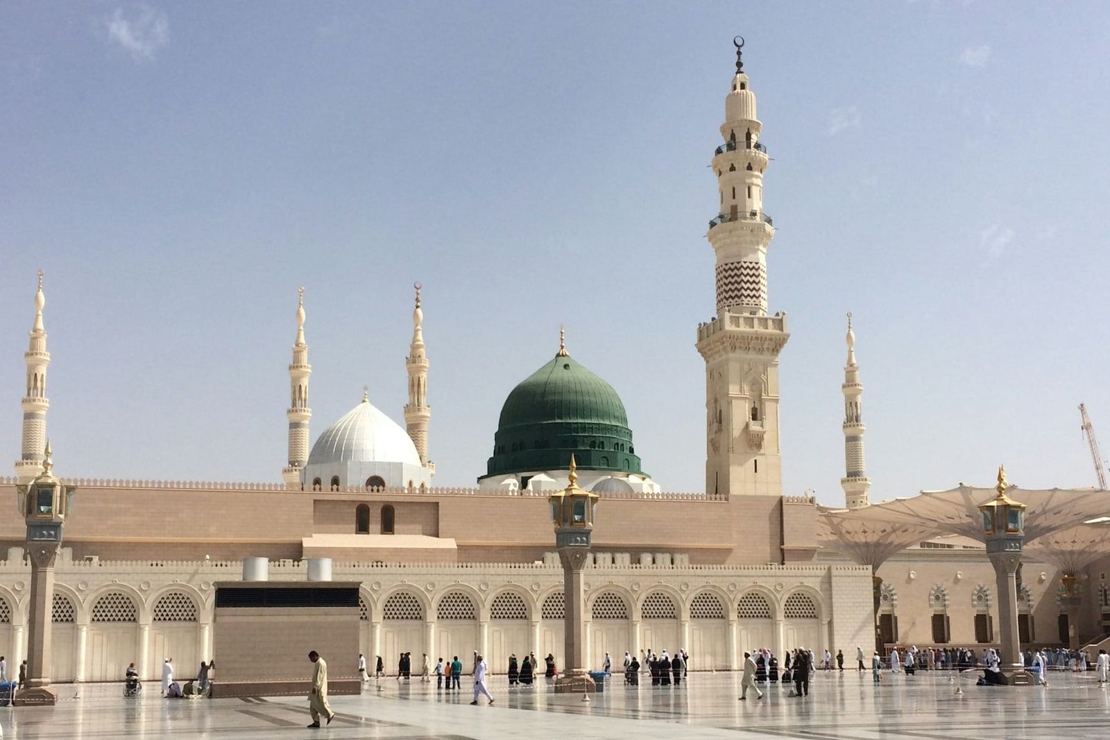 A 24-Hour Ziyarat Itinerary Using the Hop-On Hop-Off Bus in Madinah
