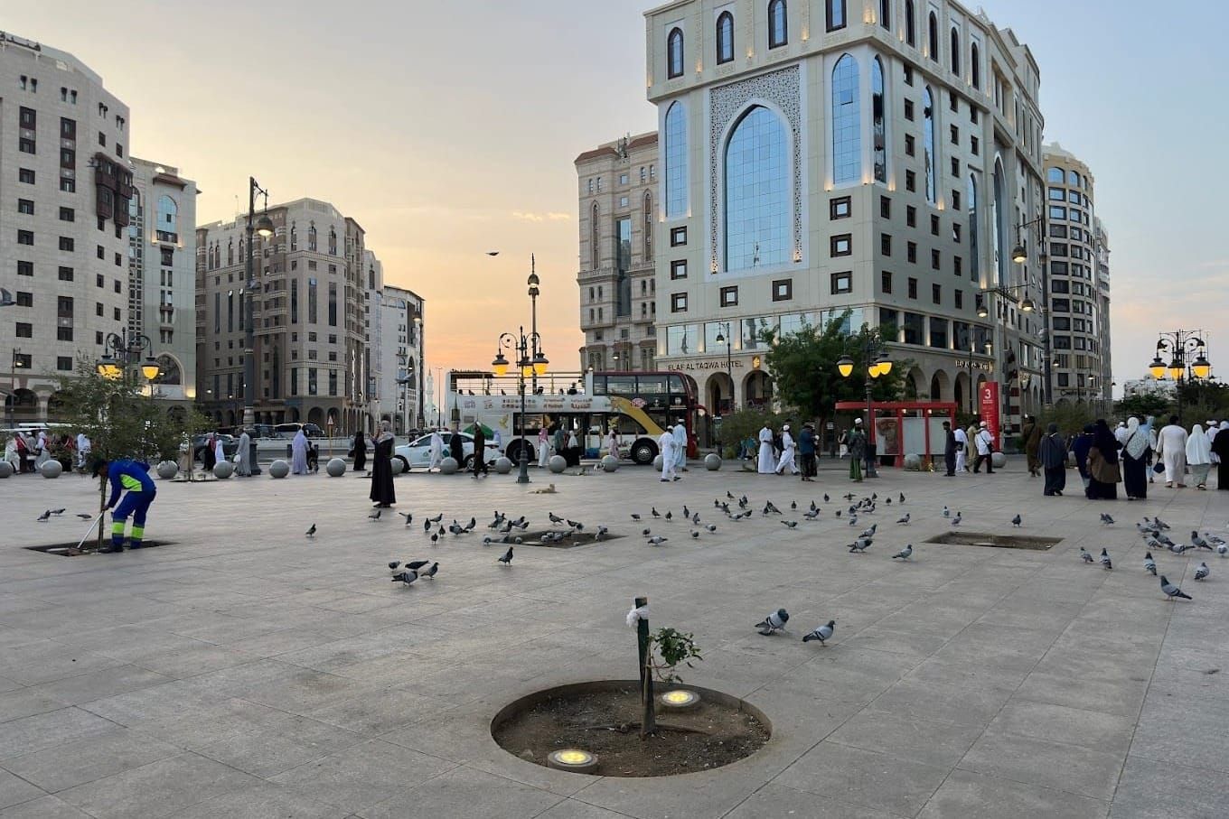 Al Manakha Square: The Beating Heart of Old Madinah