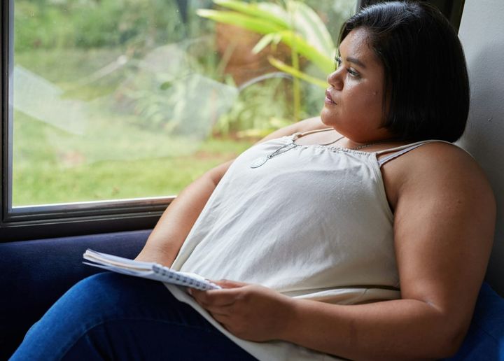 Cirurgia bariátrica pode ajudar mulher com obesidade a engravidar? Entenda a relação com fertilidade e SOMP