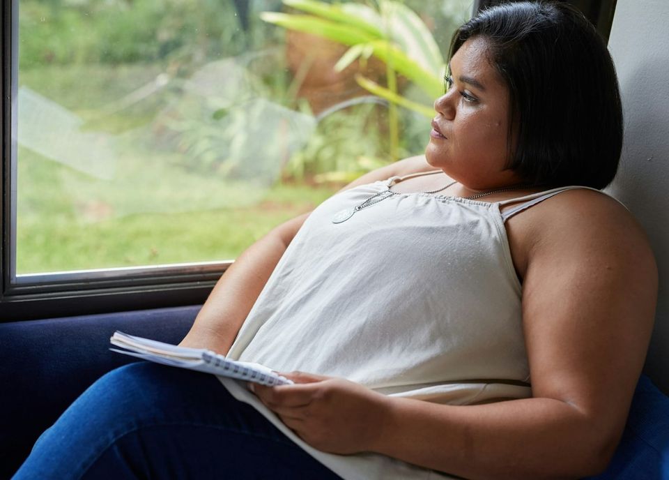 Cirurgia bariátrica pode ajudar mulher com obesidade a engravidar? Entenda a relação com fertilidade e SOMP