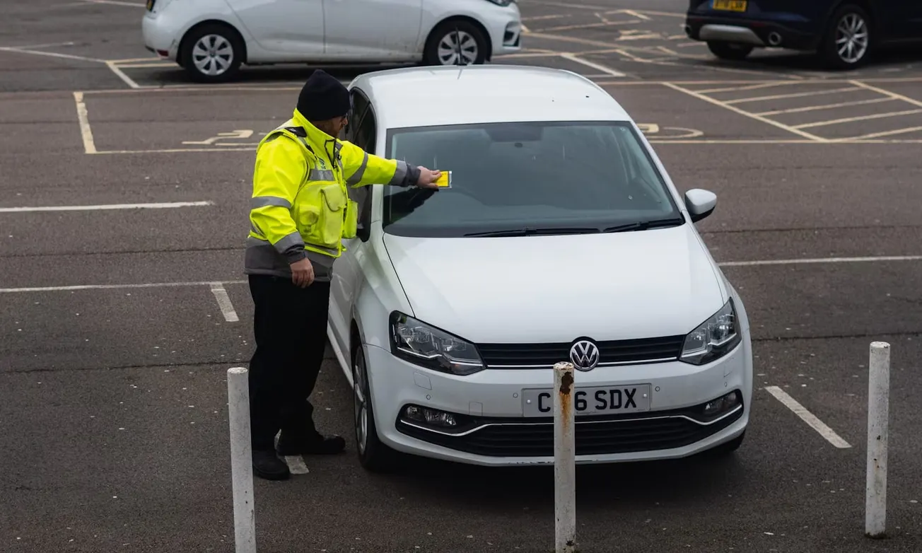 Yrityksen hallinnoiman auton pysäköintisakko - kenen on vastuu?