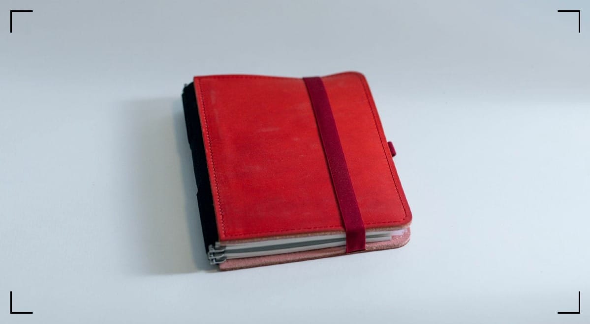 A red Roterfaden notebook system cover.