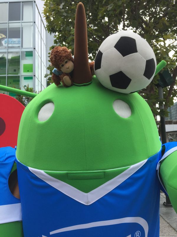 Bob meets a soccer-playing Android
