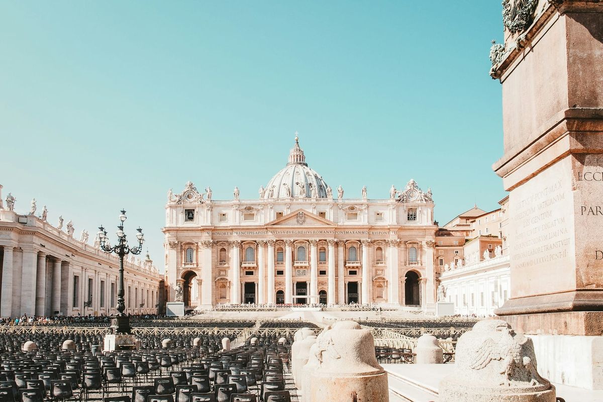 Basilica of Saint Peter: THE TOMB THAT HOLDS UP THE WORLD