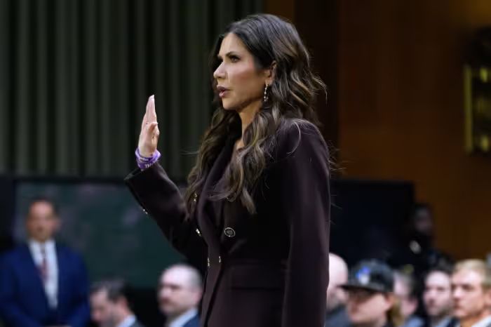 Controversia Migratoria: Noem Enfrenta Escrutinio por Acciones de Agentes