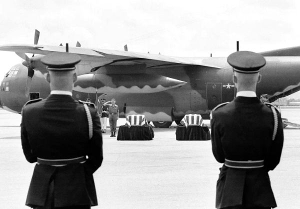 Guerra EE.UU.-Irán se Intensifica: Fuerzas Agotadas, Buques Hundidos y Golpe Decisivo de Trump