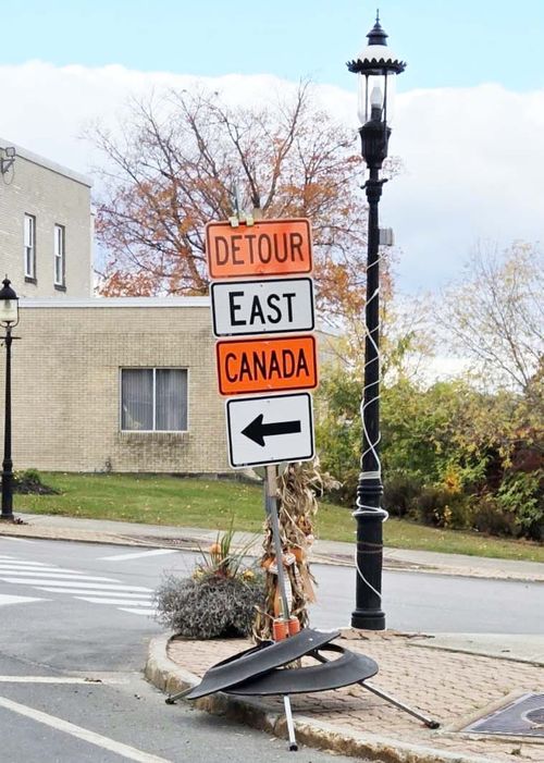 Detour Signs Direct Canada-Bound Traffic to Alternate Bridges