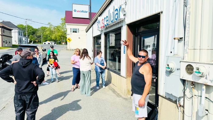 Long Lines Form as UScellular Customers Navigate Transition to T-Mobile