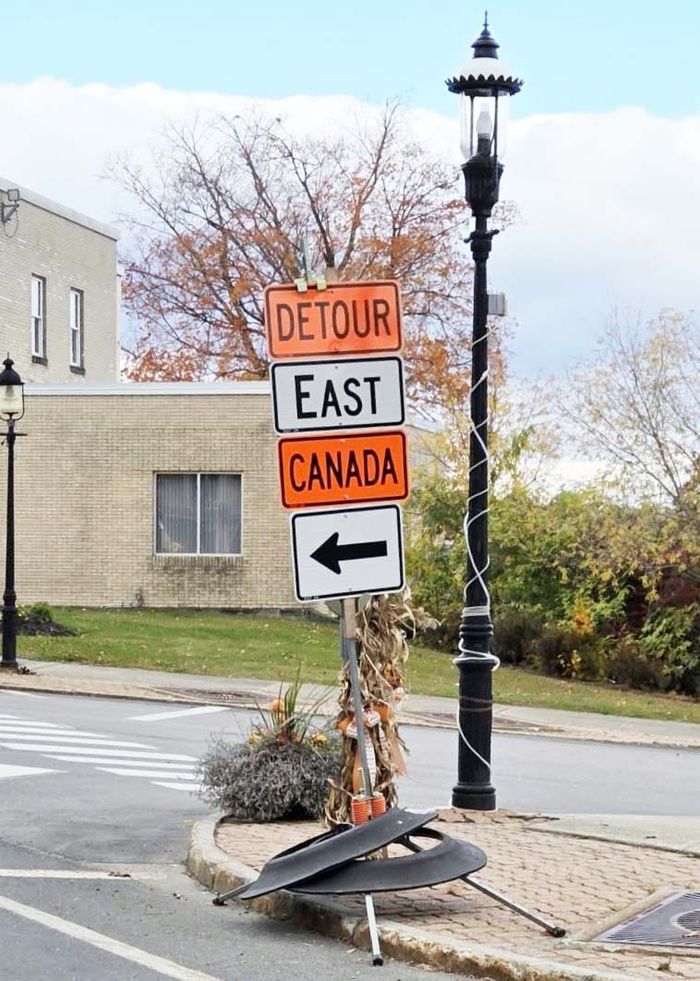 Detour Signs Direct Canada-Bound Traffic to Alternate Bridges