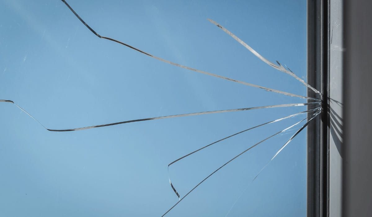 Czy każde pęknięcie szyby to rękojmia dewelopera?