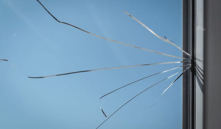 Czy każde pęknięcie szyby to rękojmia dewelopera?