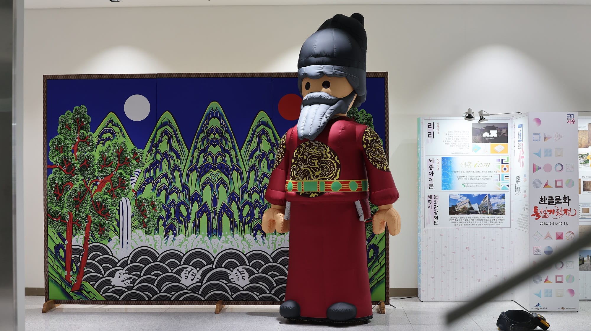 세종시에 나타난 3m 세종대왕 피규어 만나보세요!