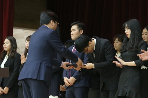 가족과 함께한 임용장 수여식, ‘입학식 같은 설레임’