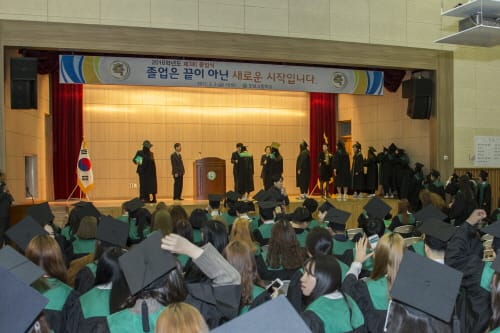 멋진 추억 속 감동이 있는 졸업 축제 개막!