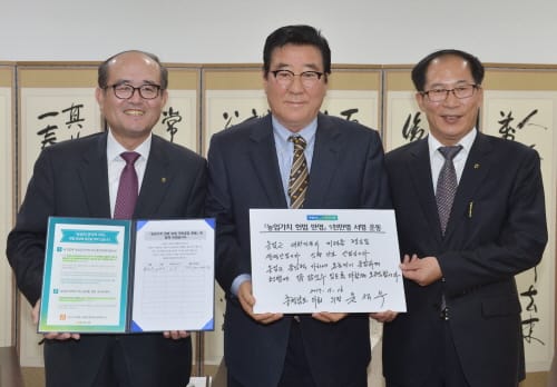 윤석우 의장, 농업 공익적 가치 헌법 반영 위한 서명 동참