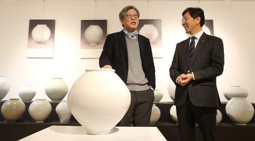 유홍준 교수, 조선백자 100여 점 내놓는다