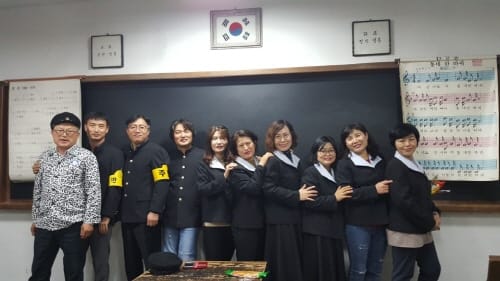 옛 교복 입고 학창시절 추억 속으로