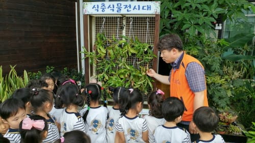 보고, 듣고, 만지며 곤충 체험 해봐요