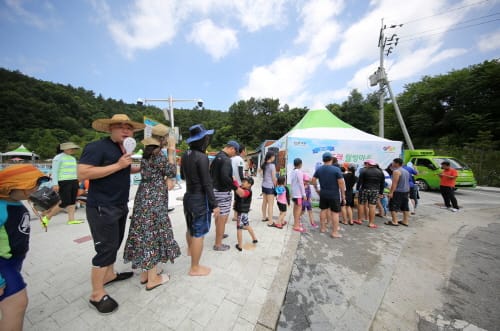 굿뜨래 웰빙마을 물놀이장 피서객 몰려...폭염 속 더위 탈출