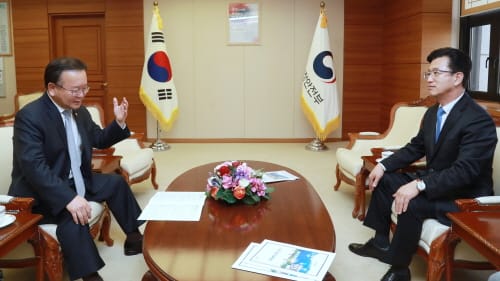 3․8민주의거 국가기념일 지정 서명부 전달